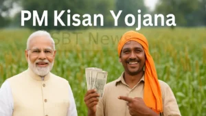 प्रधान मंत्री नरेंद्र मोदी एक मुस्कुराते हुए किसान के बगल में खड़े हैं जो भारतीय रुपये के नोट पकड़े हुए है, जिसके पीछे एक हरा कृषि क्षेत्र है, जो पीएम किसान योजना को बढ़ावा दे रहा है।